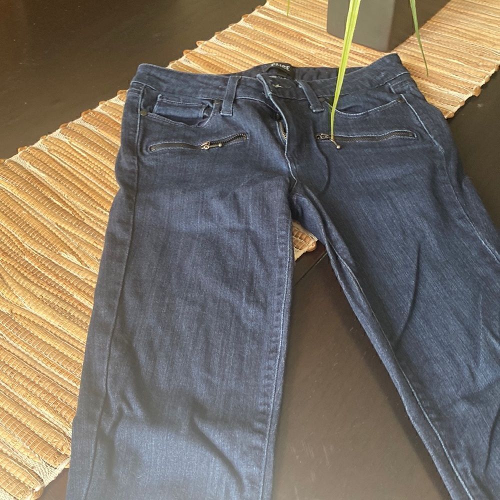 EUC Paige jeans skinny fit , size 27 , zipper front pocket detail